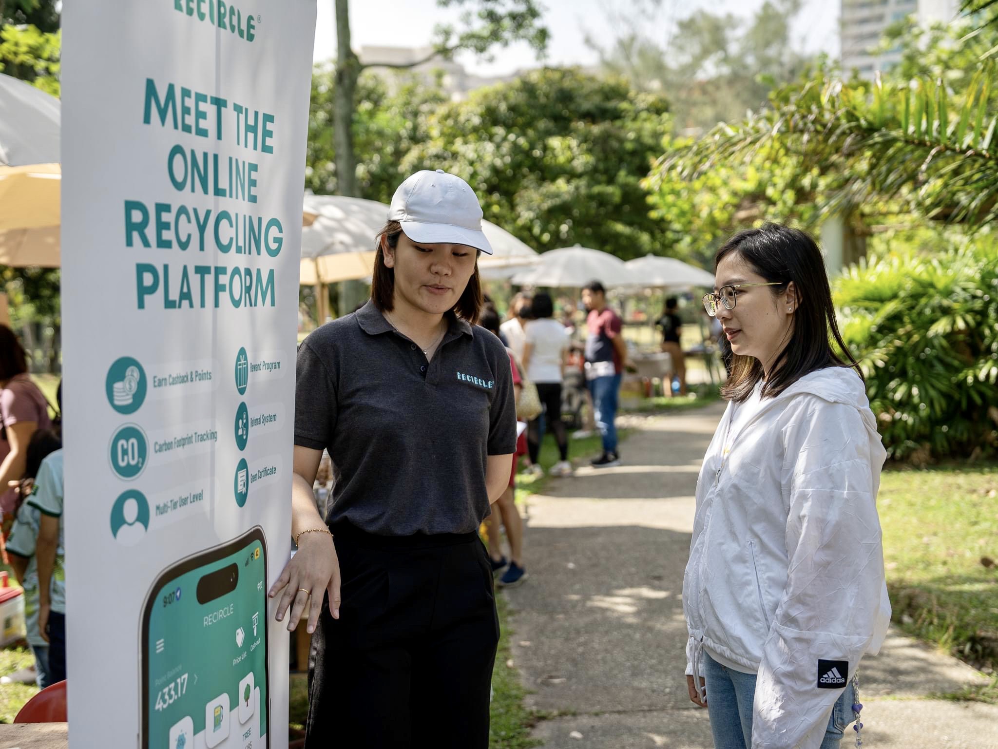 Recircle participated in the “Bumi Kita” (Our Earth) event held at Central Park on 28 May 2023, which was organized by non-governmental organizations (NGOs) such as Sustainable X, Let’s RE, and Eco Lestari Strategy with the Bandar Utama assemblyman’s office as one of its main sponsors. (from left) Lee Hillton, the marketing partner of Recircle and YB Jamaliah Jamaluddin - Photos: BUMI KITA Official Facebook Page<br>