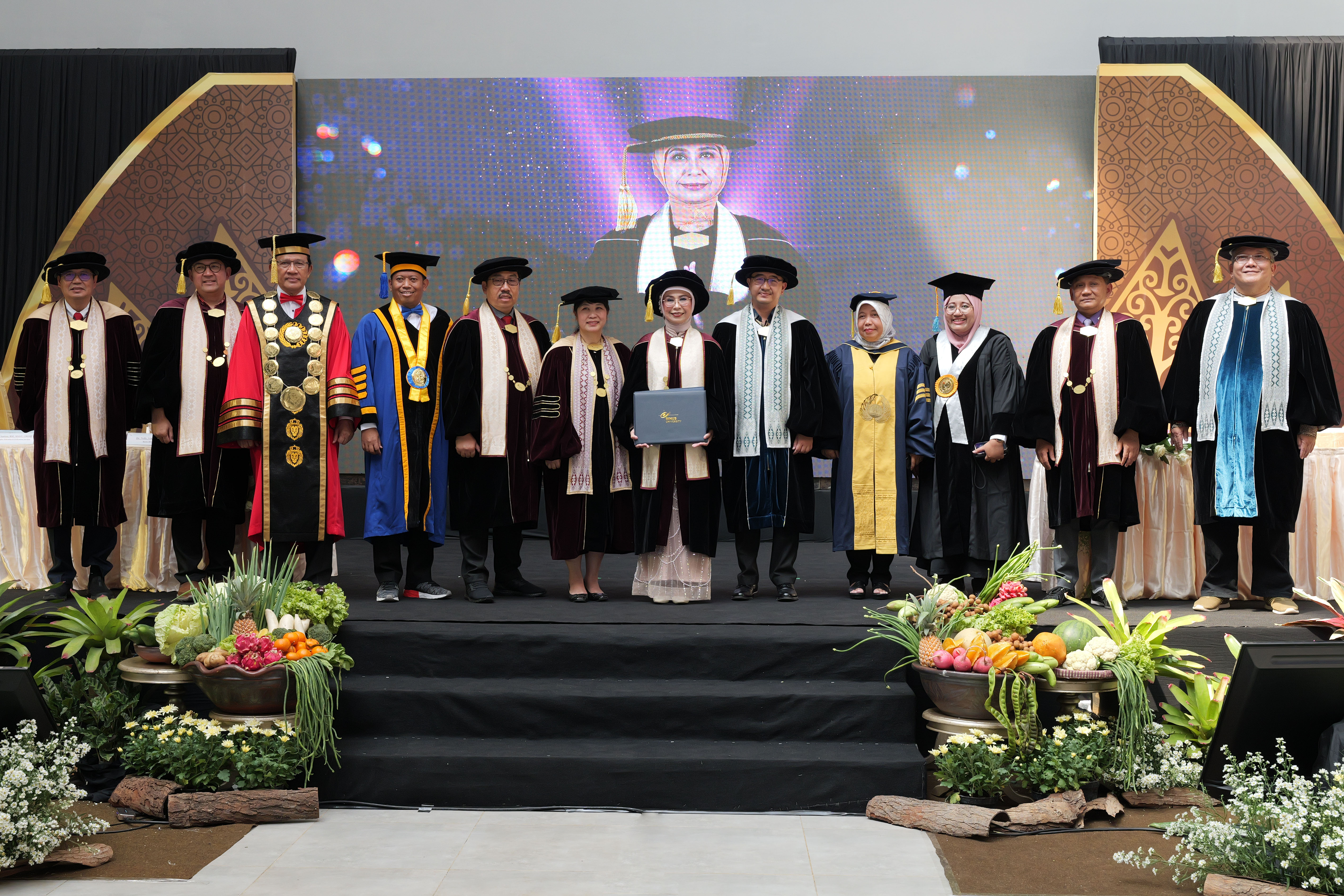 Prof. Atin berfoto bersama dengan Dewan Pelantik dan Guru Besar Tamu<br>