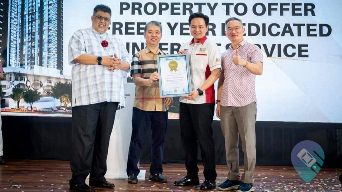YAB Datuk Seri Ab Rauf Yusoh, Malacca Chief Minister (far left), gracing the key handover ceremony held recently by developers Tanjung Ratna Sdn Bhd.