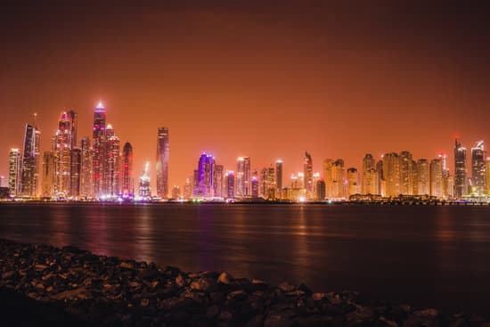 Fokus Keberlanjutan: Ada tren yang berkembang menuju pembangunan berkelanjutan dan ramah lingkungan di Dubai.