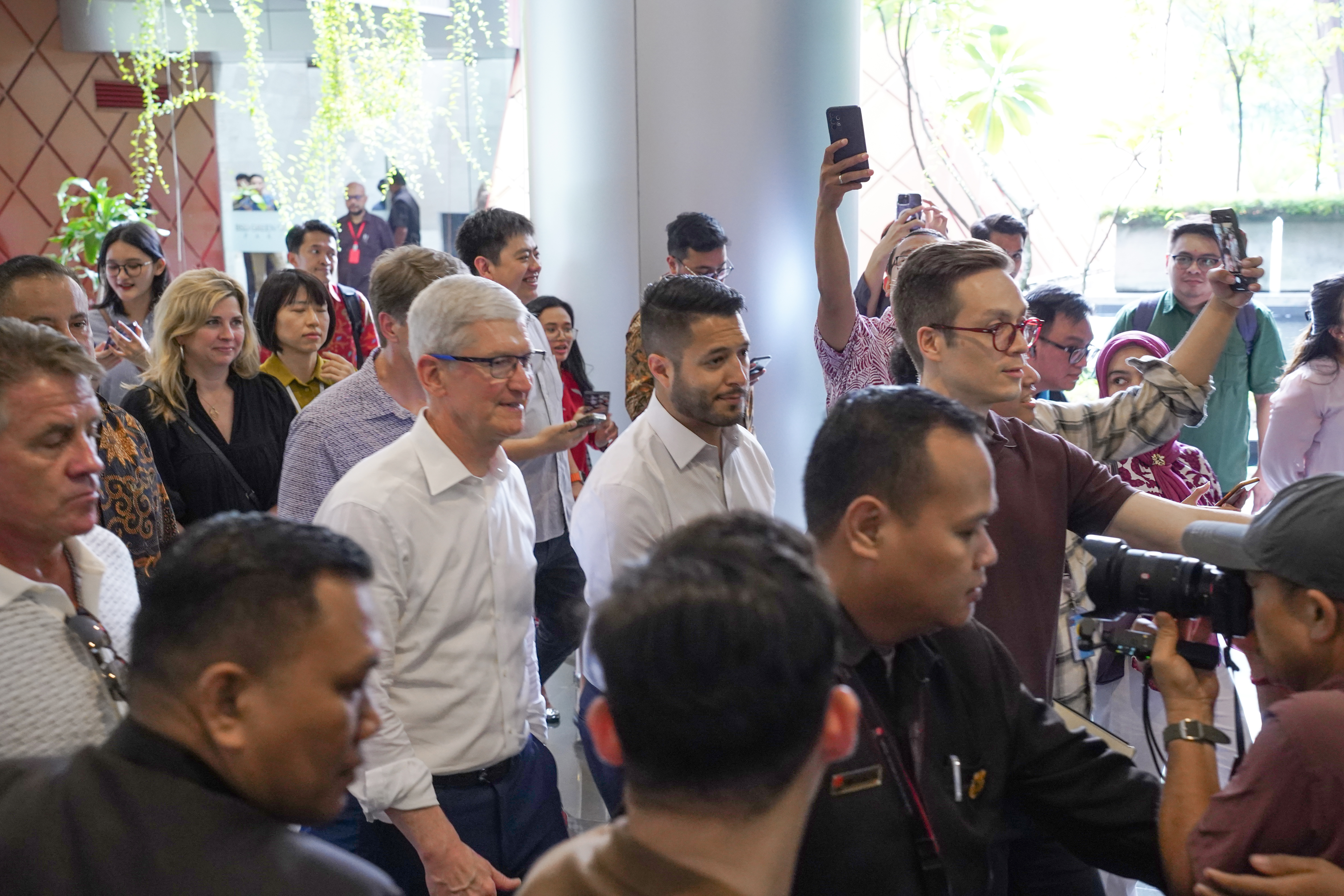 Foto: Tim Cook beserta Jajaran tiba di Apple Developer Academy @BINUS
