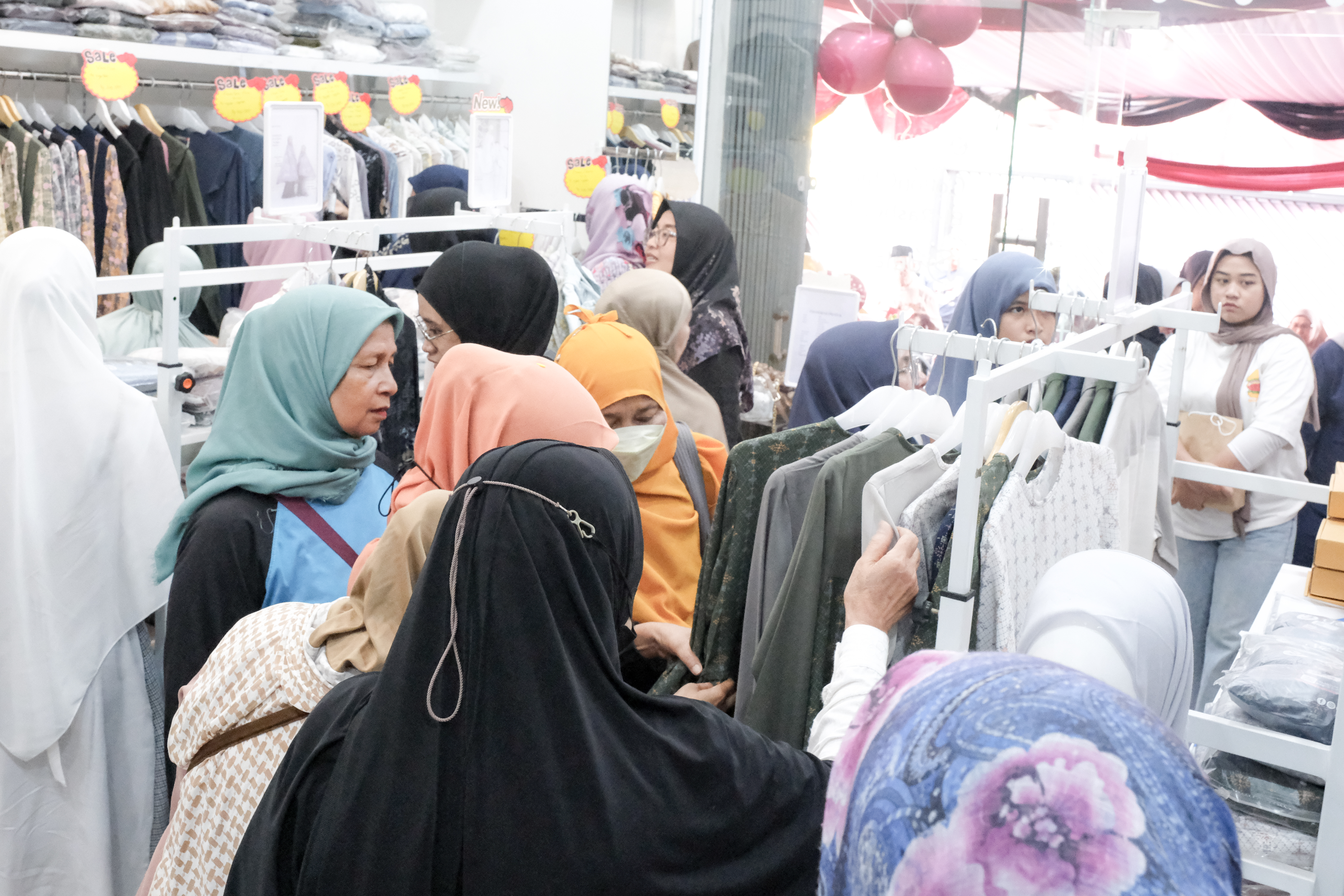 Antusiasme pengunjung pada bazaar dan toko Yasmeera