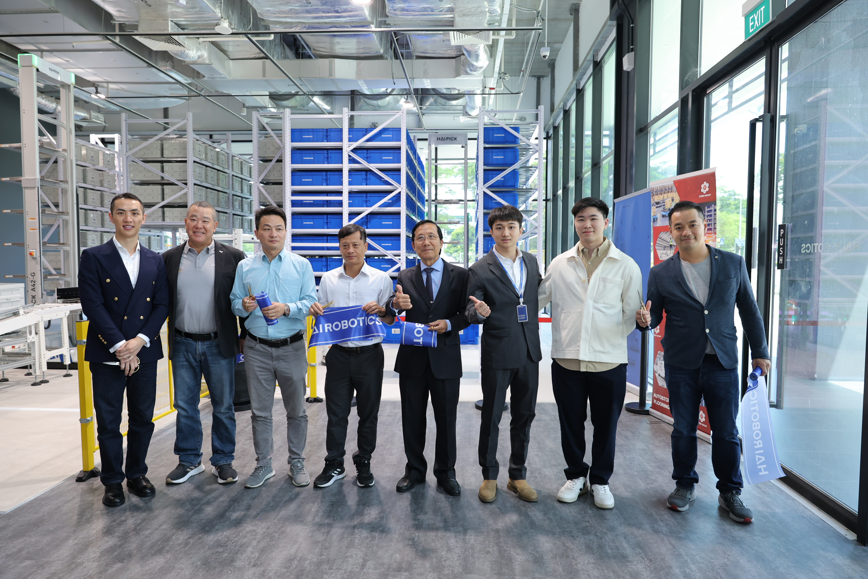 From the left [Nathan Zeng, President, Hai Robotics SEA & ANZ), Michael Chung (Managing Director, Acetec Technology Co., Ltd), Wang Shenghong (General Manager, BOK INTERNATIONAL (HONG KONG) CO.,LIMITED), VO TIEN LAM (CEO,THUAN THIEN PHAT P.E.I CO., LTD.), DINH TRUNG HIEN (Representative, ASICO HANDELS GmbH), Lukas Lai (Regional Sales Director, Hai Robotics SEA) Chung Dao (Managing Director, XTS TECHNOLOGIES SDN BHD), Xteven Teoh( Managing Director,XTS TECHNOLOGIES SDN BHD)