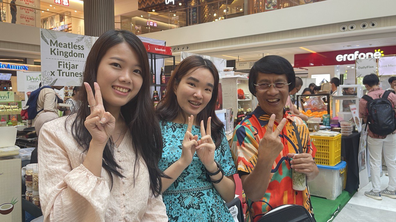 Seto Mulyadi berfoto bersama perwakilan dari Trunest, Widya Cungkarisma (kiri) dan Jessica Yulianti (kanan).