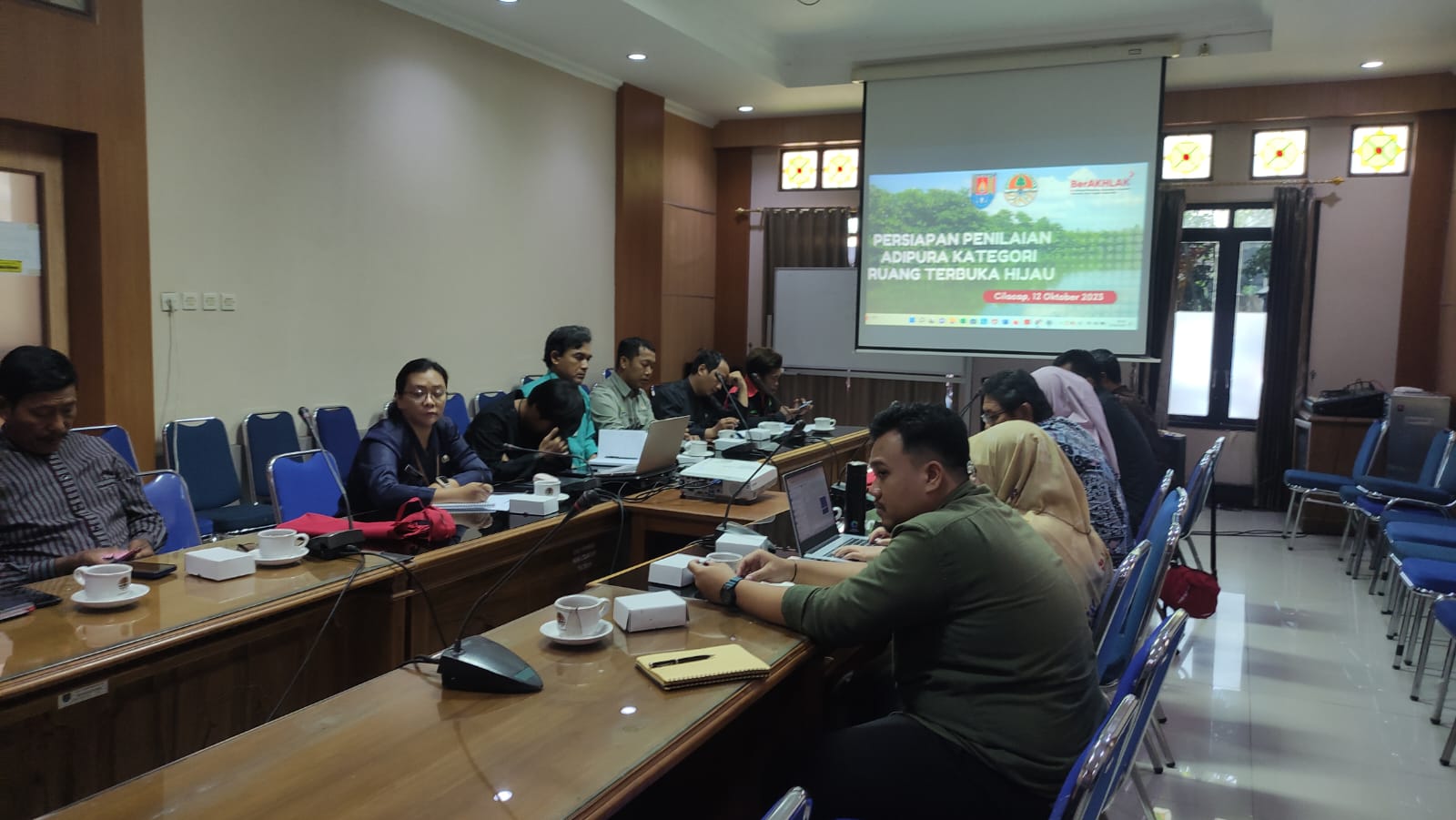 Rapat bersama dalam agenda Persiapan Penilaian ADIPURA 2023 di kantor Dinas Lingkungan Hidup Kabupaten Cilacap pada 12 Oktober 2023 silam.