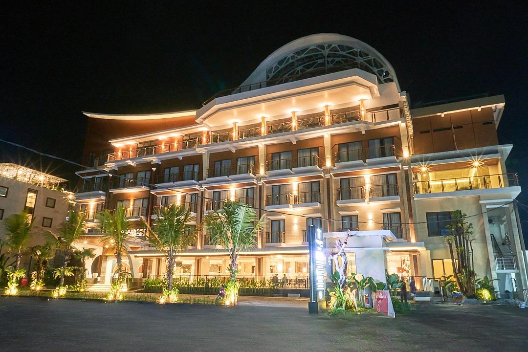 Kemegahan Hotel Grand Palma pada malam hari