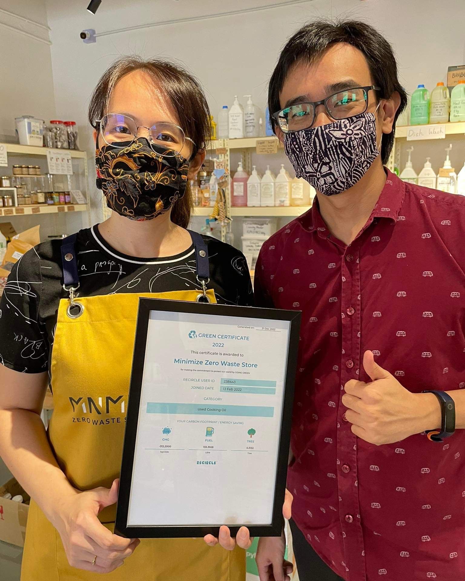 The first Subang Jaya’s first zero-waste store - Minimize Zero Waste Store displays the green certificate provided by Recircle, featuring their carbon footprint data.