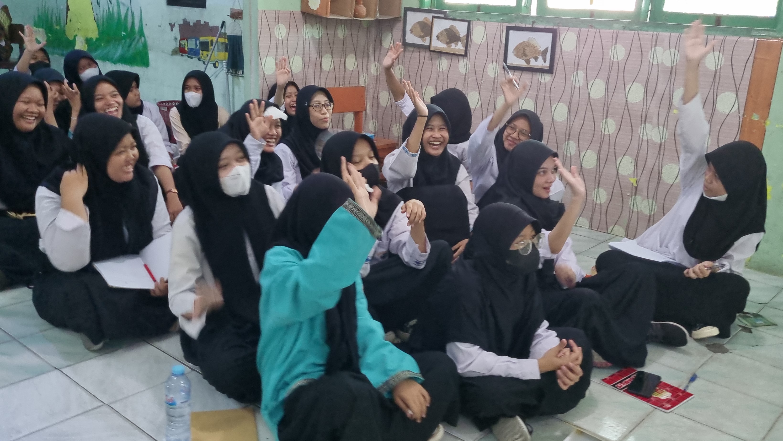 Partisipasi para siswi SMA Muhammadiyah 24 dalam kegiatan workshop. Sumber gambar: Dok. pribadi.