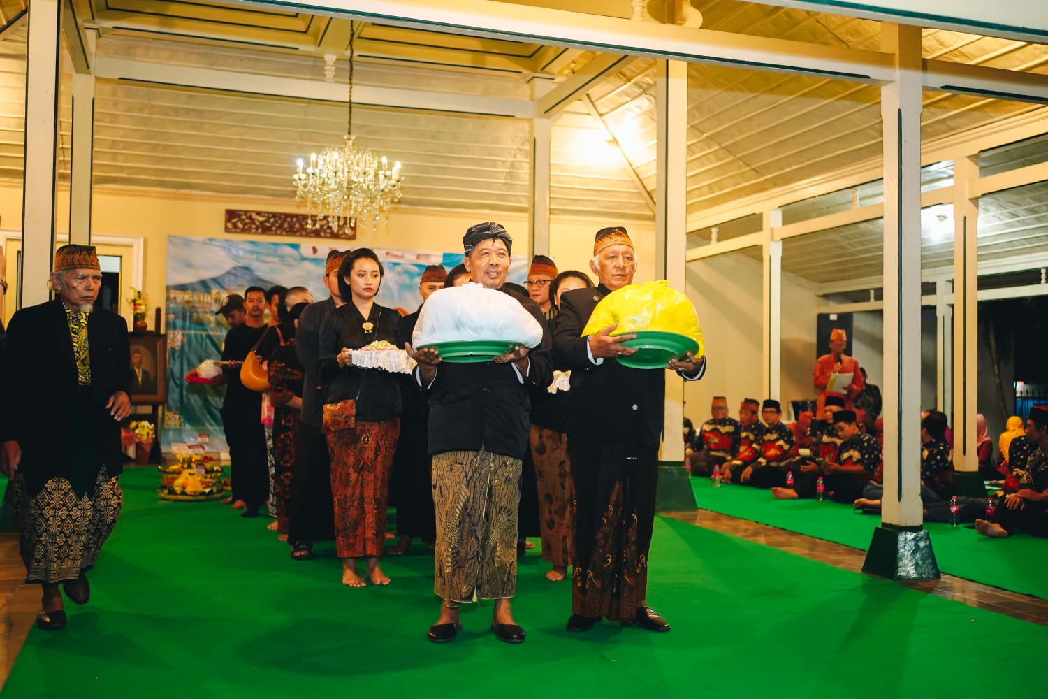 Kirab Prosesi Ganti Langse Peringatan Jumenengan ke 127 tahun KGPAA Mangkunegoro VI di Astana Oetara, Nusukan, Surakarta (18/11).