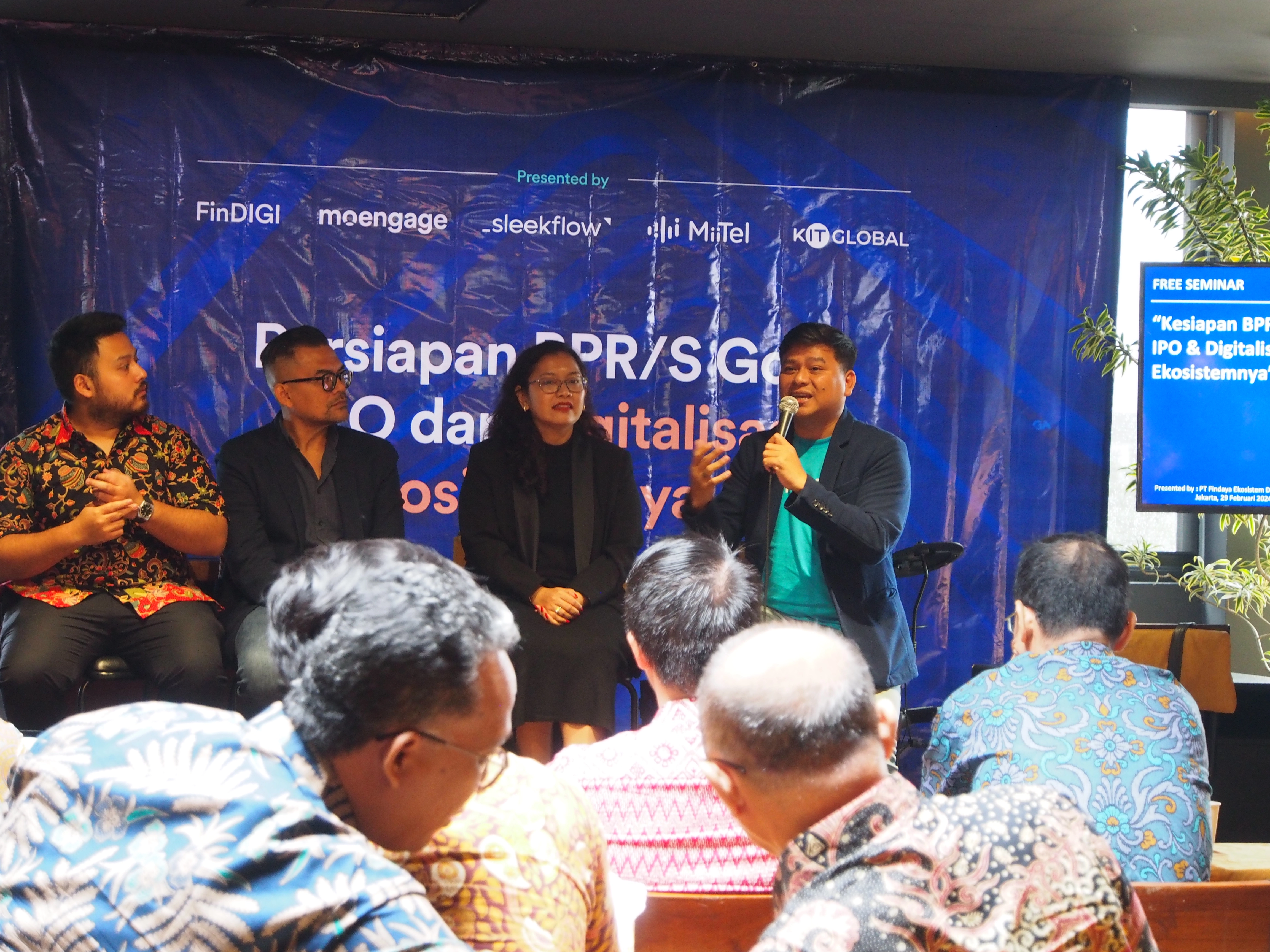 Bernadus Hananto, Customer Success Manager RevComm Indonesia saat melakukan sesi tanya jawab