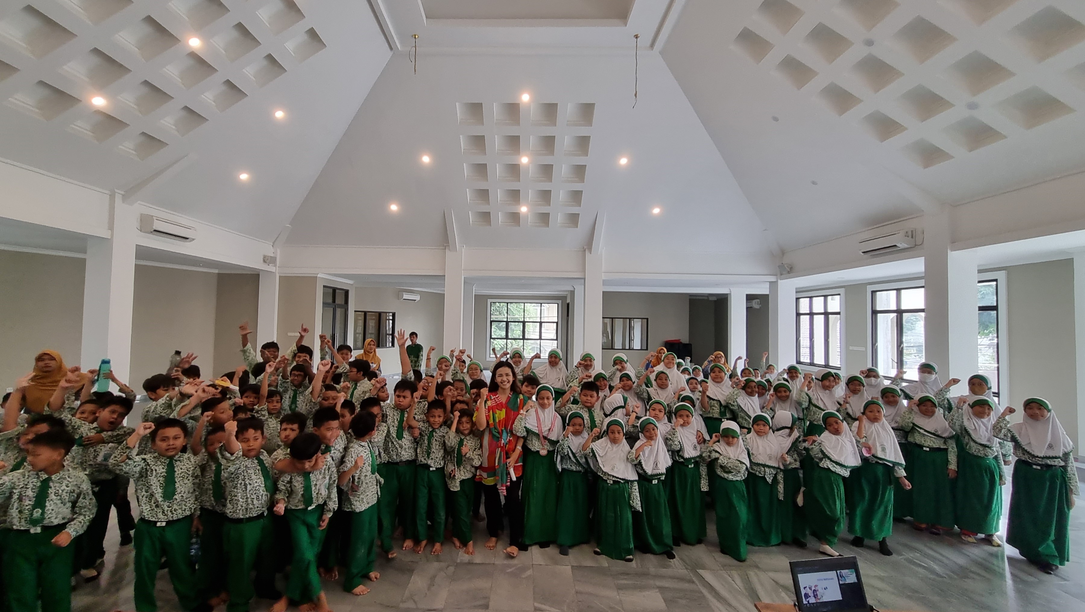 Priska Sahanaya Jelaskan Cara Public Speaking yang Efektif di SD Muhammadiyah 27