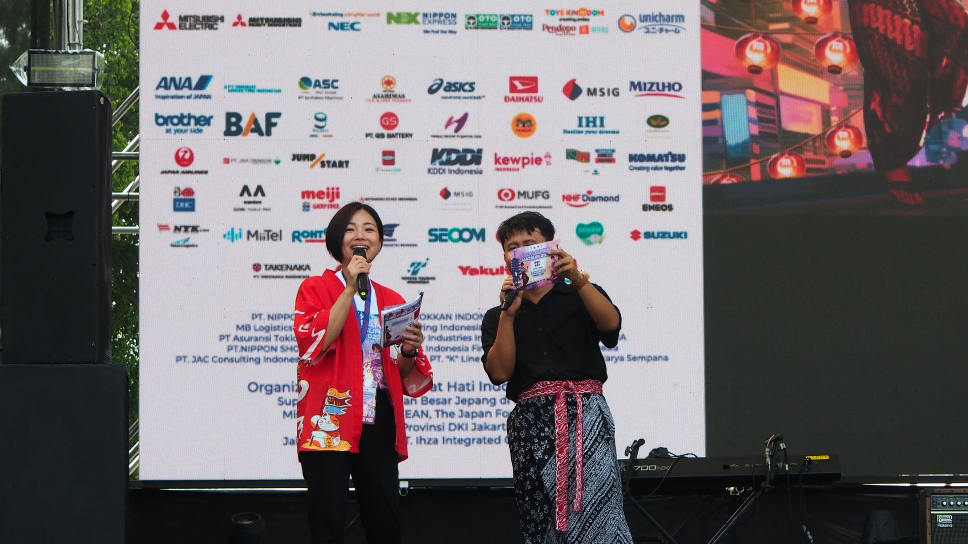 Panggung utama Jak-Japan Festival menampilkan logo MiiTel sebagai salah satu sponsor