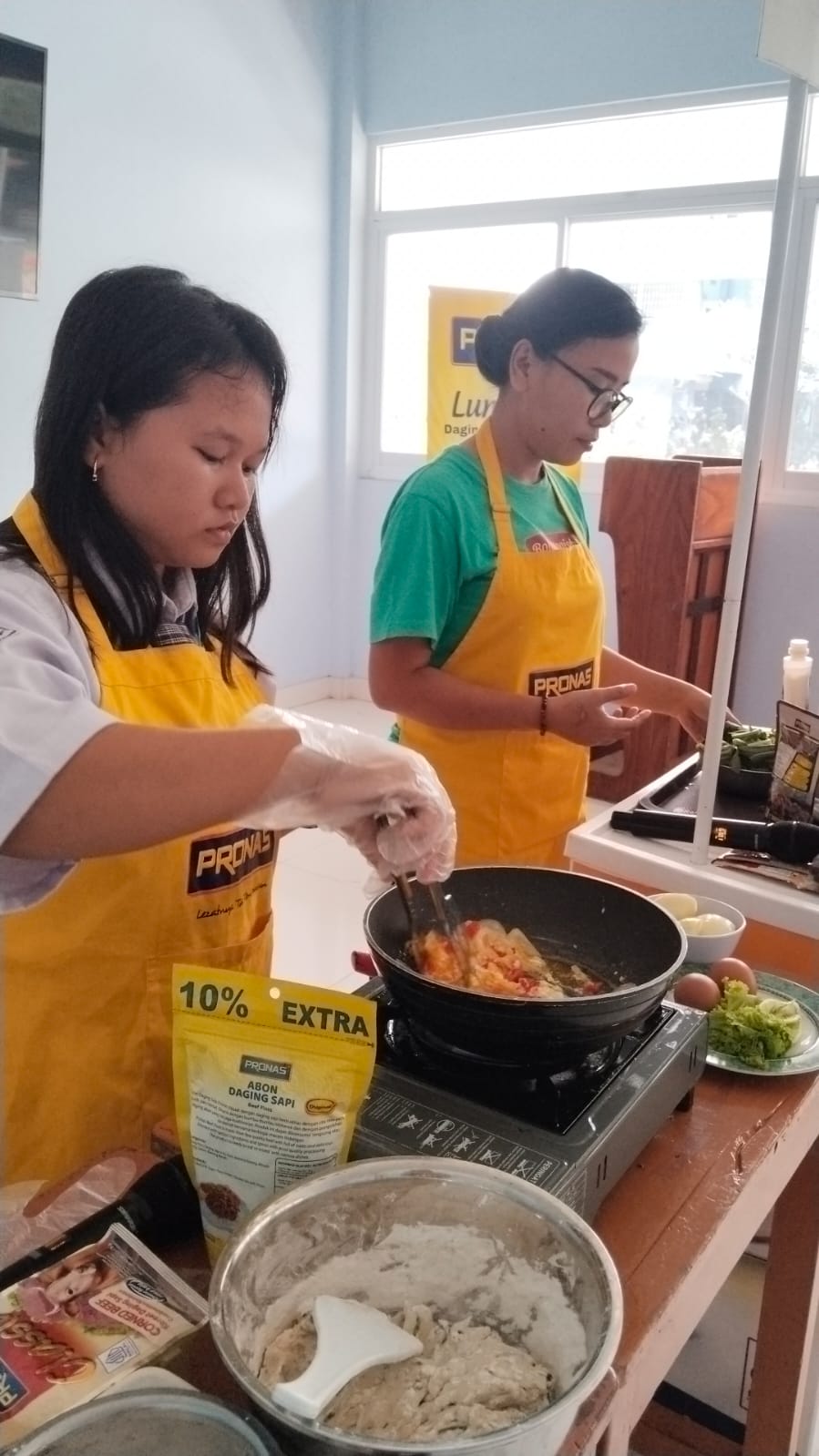 Potret partisipasi aktif siswa dalam sesi memasak dan makan bersama Pronas (Sumber: Dokumentasi Pribadi)