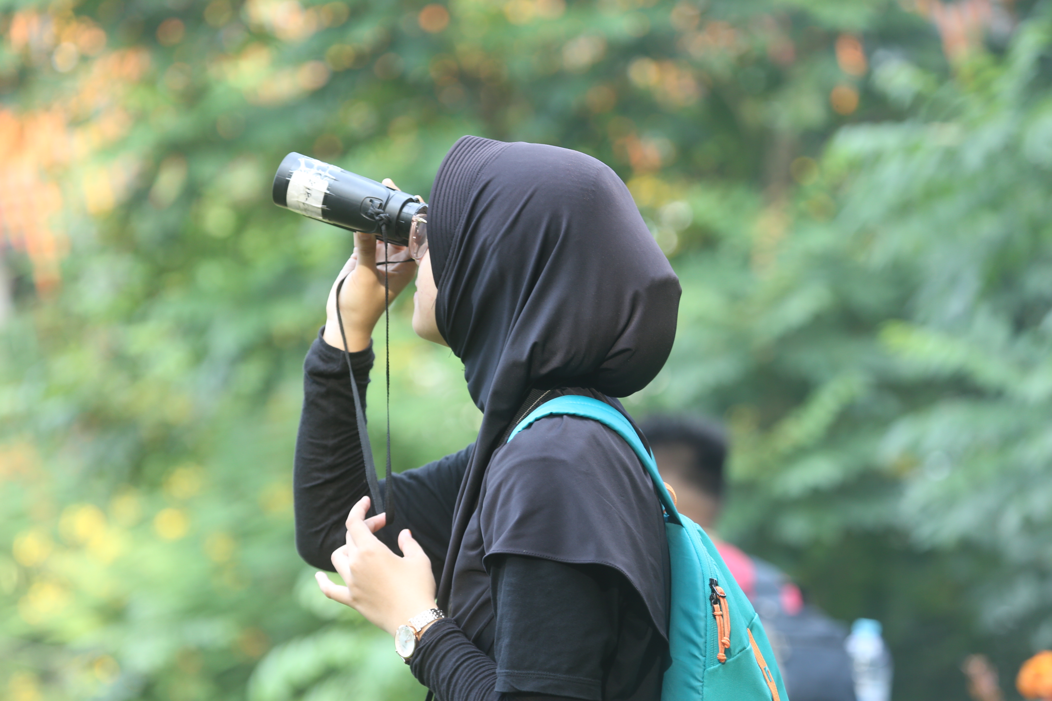 Biodiversity Warriors KEHATI tengah melakukan pengamatan burung di Tebet Eco Park Jakarta (15/5)