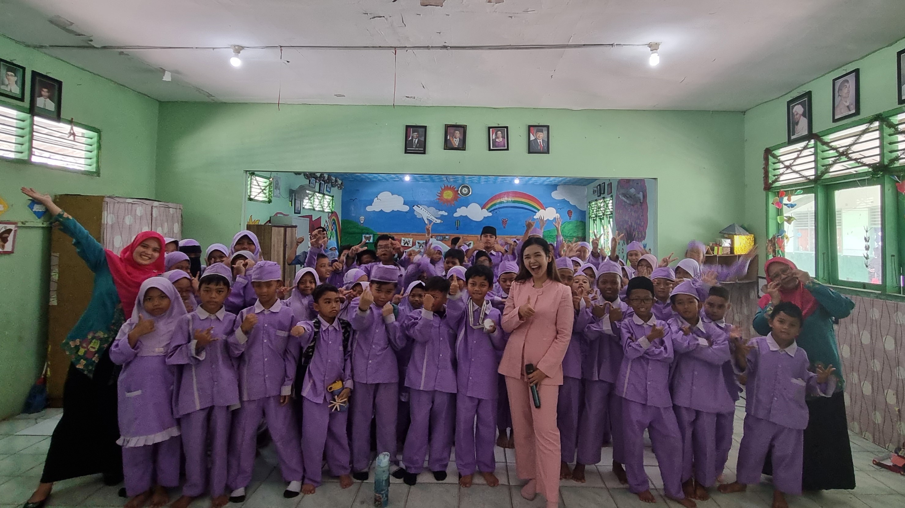 Priska Sahanaya Melatih Kemampuan Public Speaking di SD Muhammadiyah 10