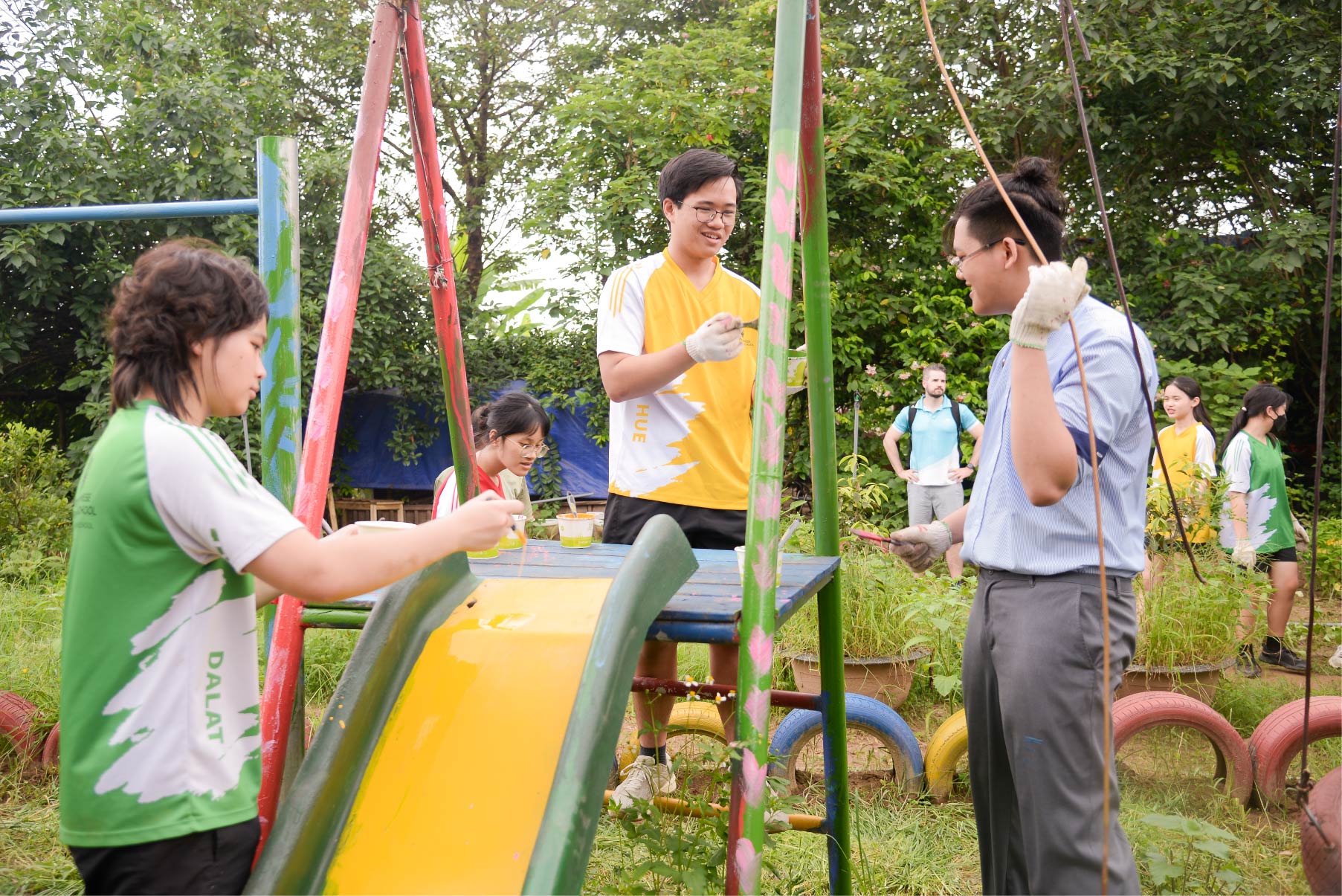Học sinh BVIS Hà Nội xây dựng và cải tạo sân chơi tại xóm Phao, giúp nâng cao cảnh quan, đời sống của khu vực này.