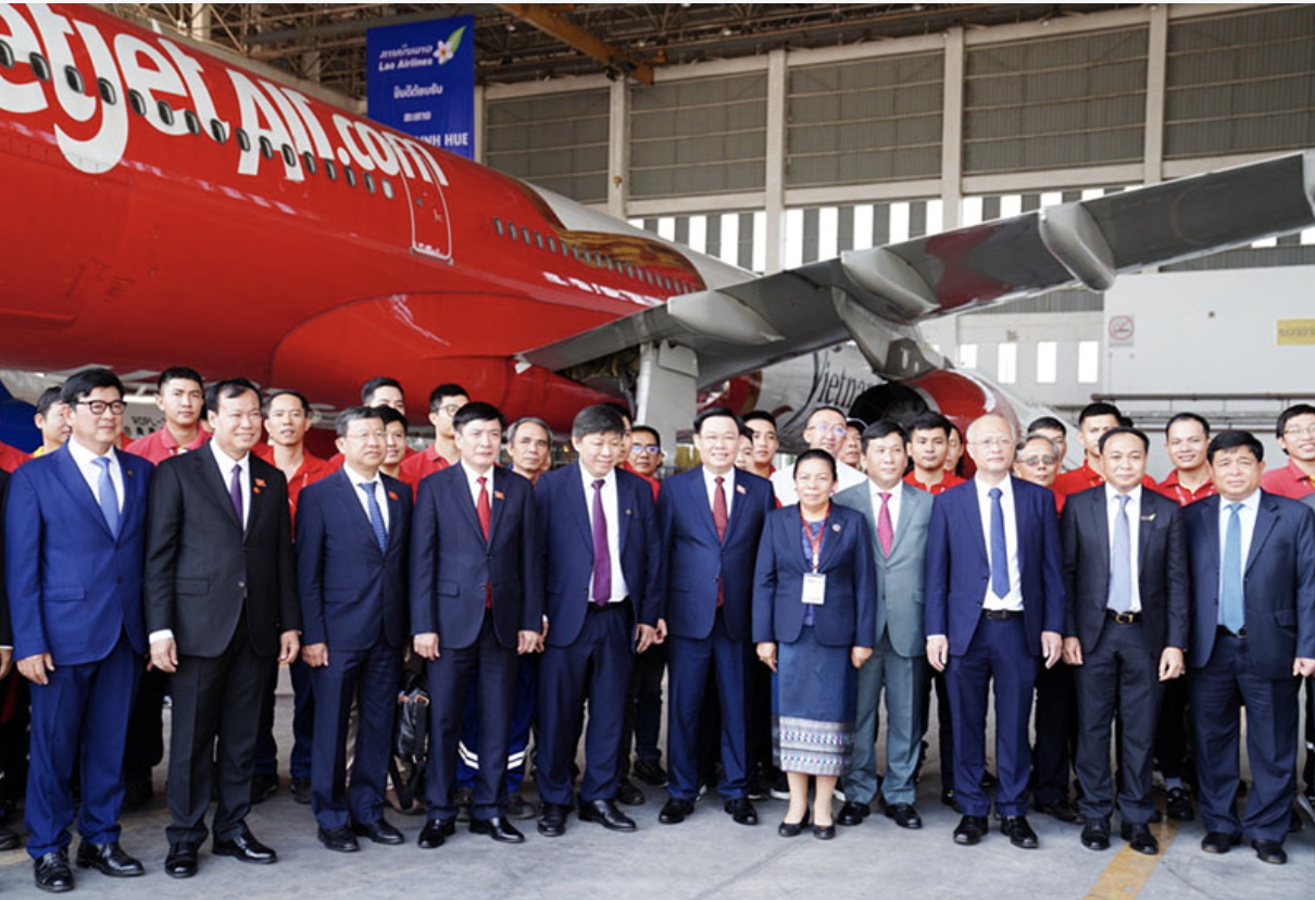 Chủ tịch Quốc hội thăm Trung tâm Kỹ thuật tàu bay hợp tác giữa Vietjet và Lao Airlines