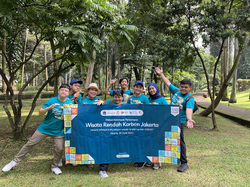 Canisius Andrew (The most left), with the participants of route 2