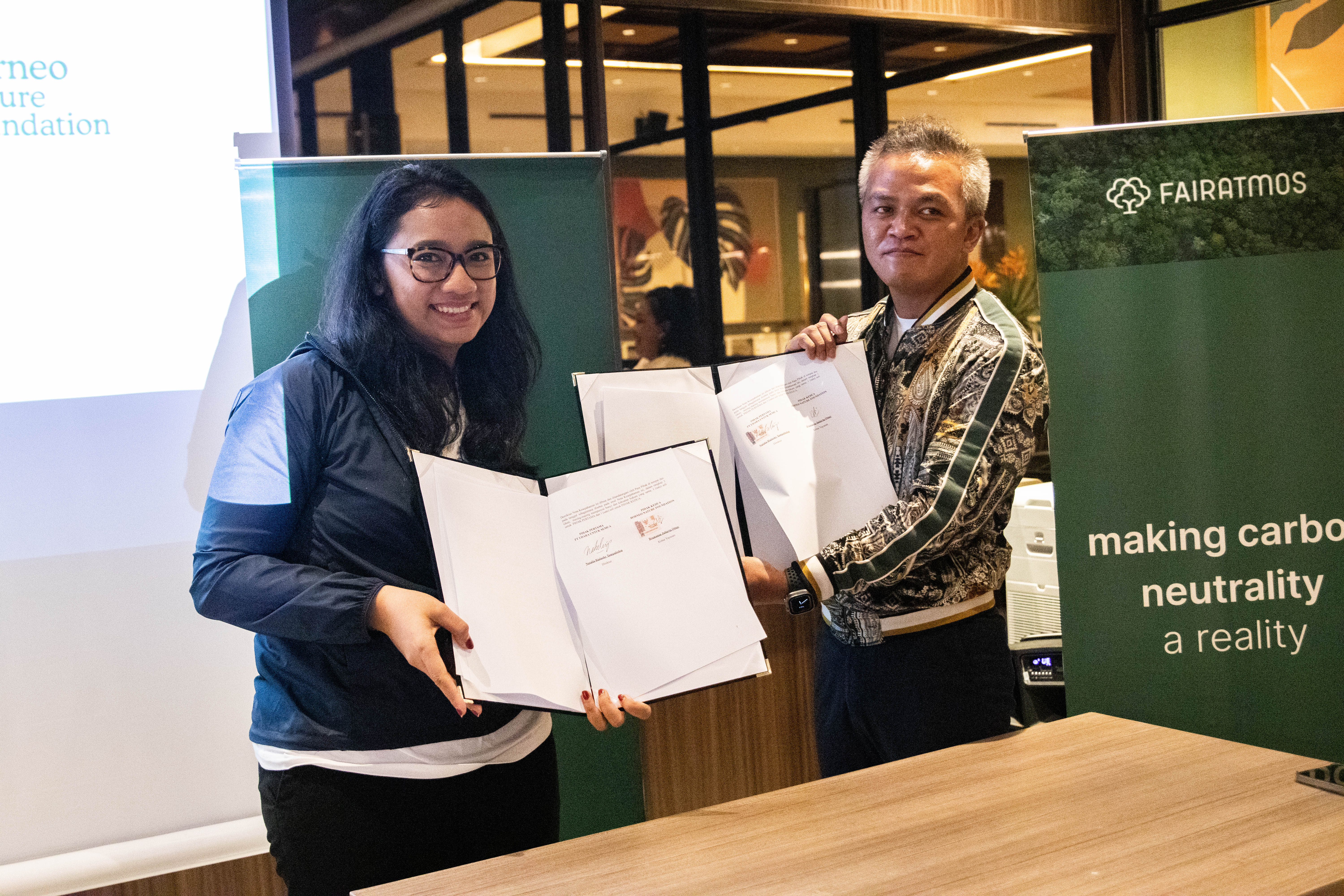 CEO dan Founder Fairatmos Natalia Rialucky (kiri) dan Ketua Yayasan BNF dan Chairman dan Director Manka Juliarta Ottay (kanan) usai menandatangani MoU
