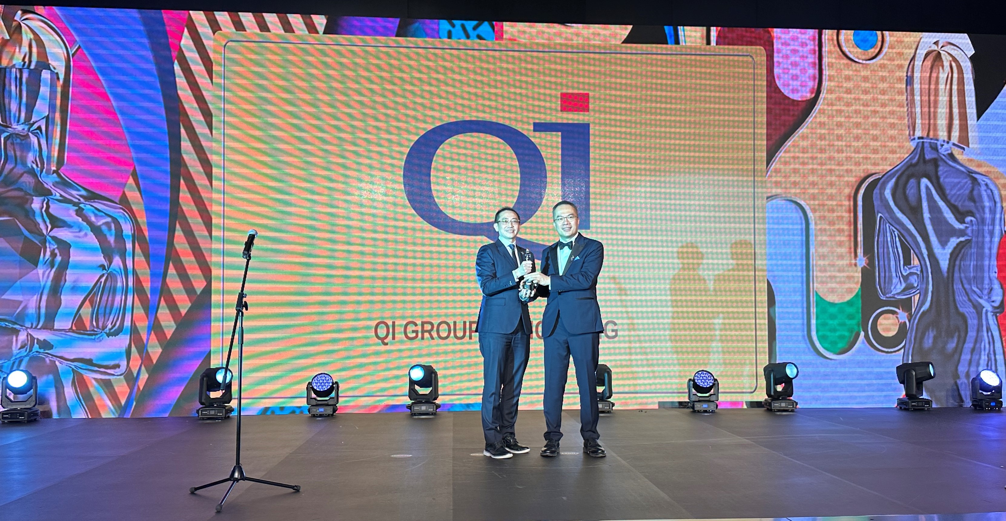QI Hong Kong rep receiving the trophy at the HR Awards