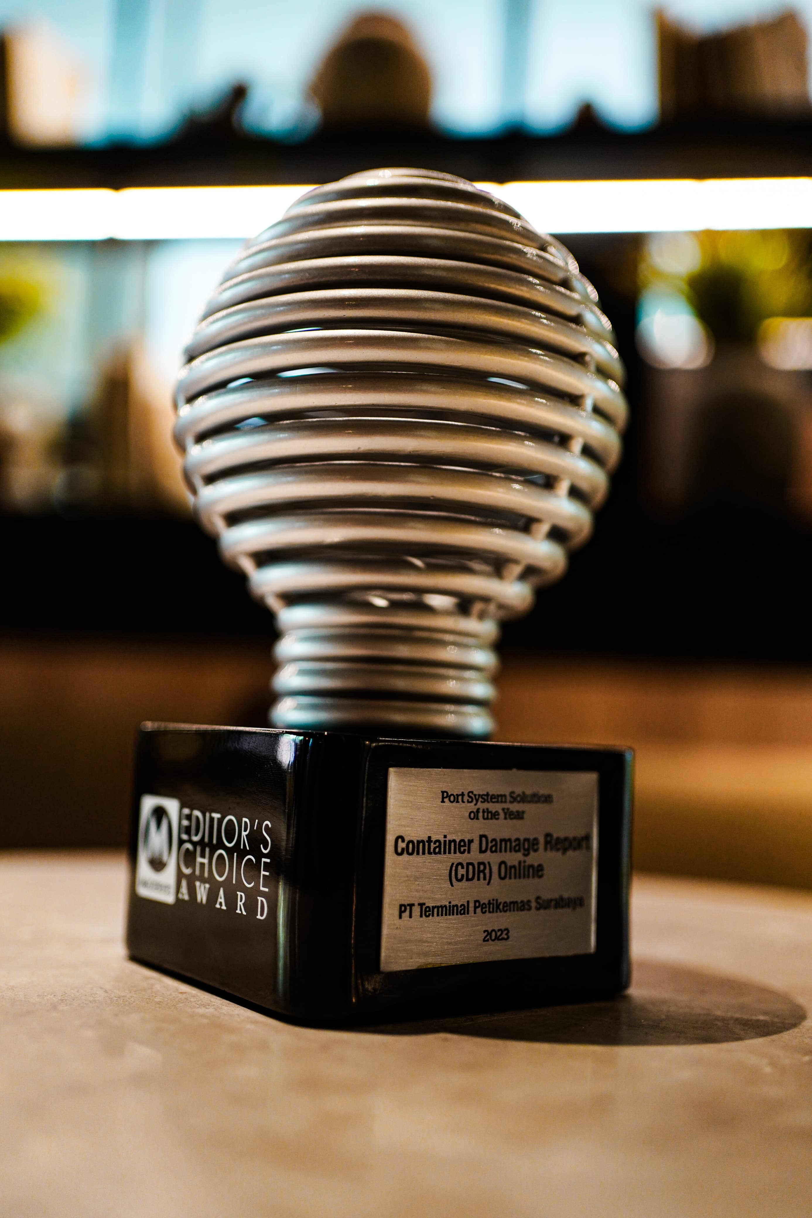 Piala Penghargaan Kategori Port System Solution of the Year, melalui aplikasi Container Damage Report (CDR) Online