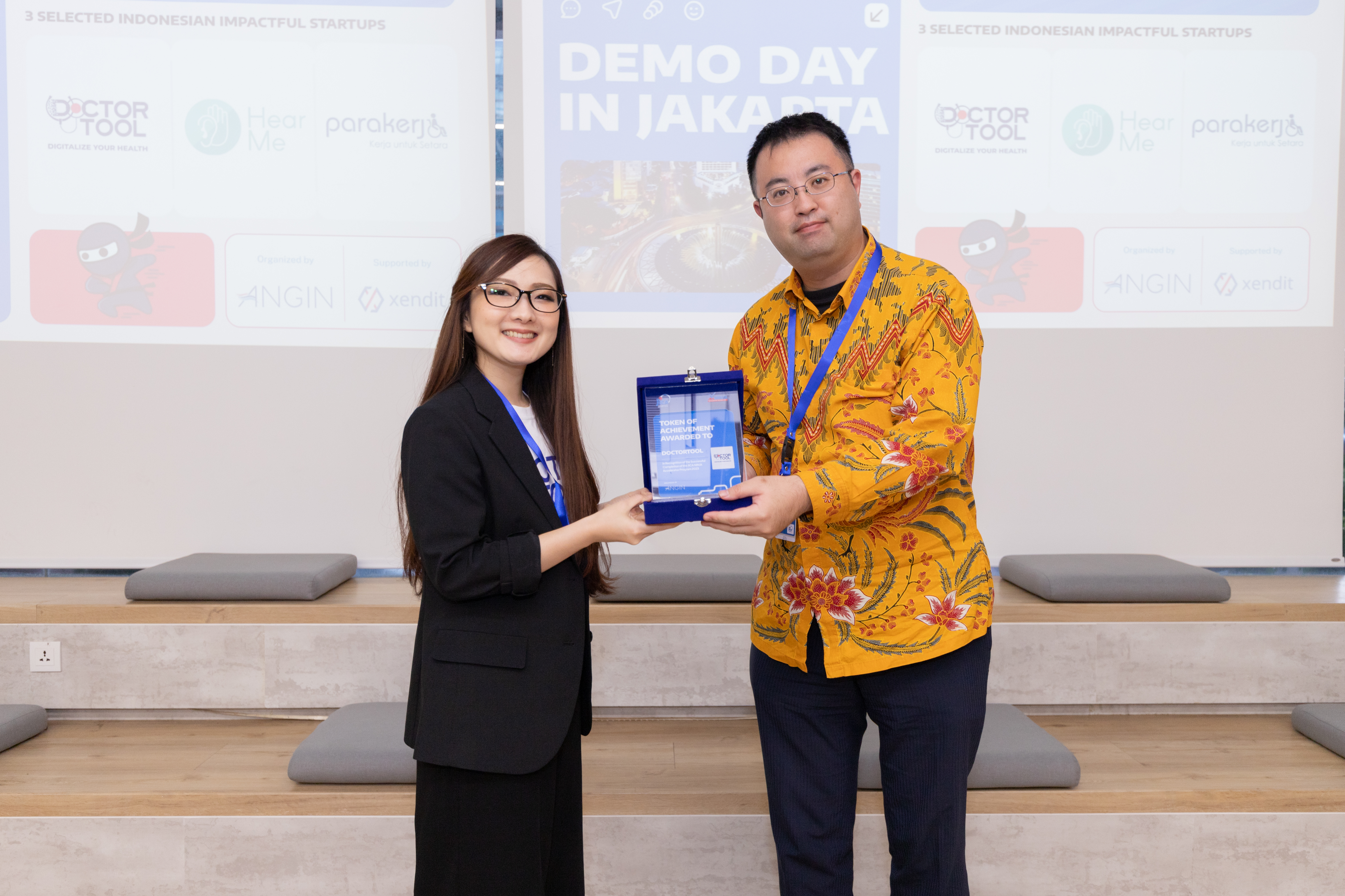 Pemberian Penghargaan Kepada Elisa Yoshigoe Wijaya, CCO & Co-Founder DoctorTool dari  Ono Nozomu, Senior Representative JICA Indonesia. Sumber: NINJA/JICA