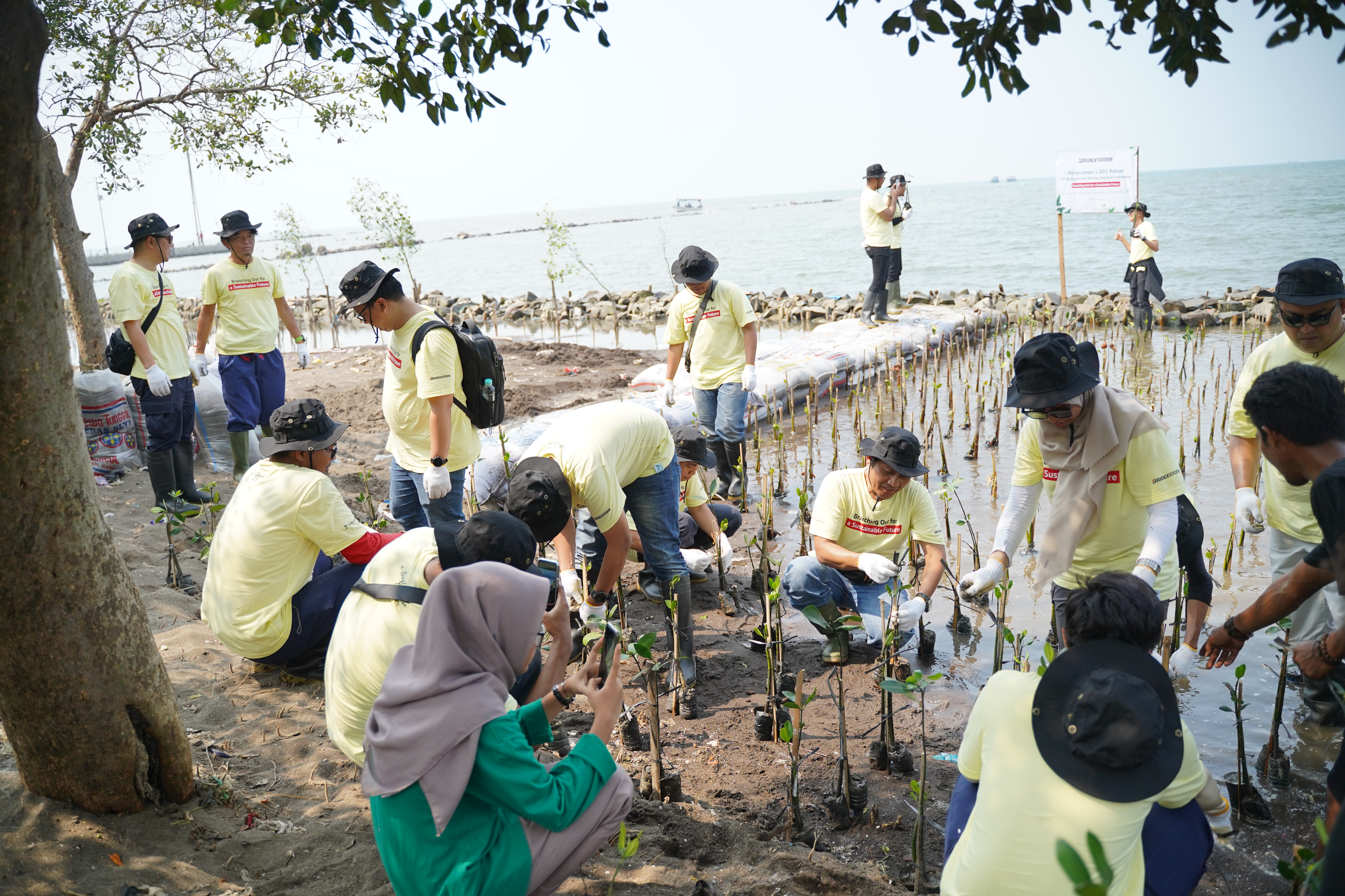 Penanaman 1.001 bibit mangrove oleh rekan-rekan BMSI. (Dokumentasi: LindungiHutan).