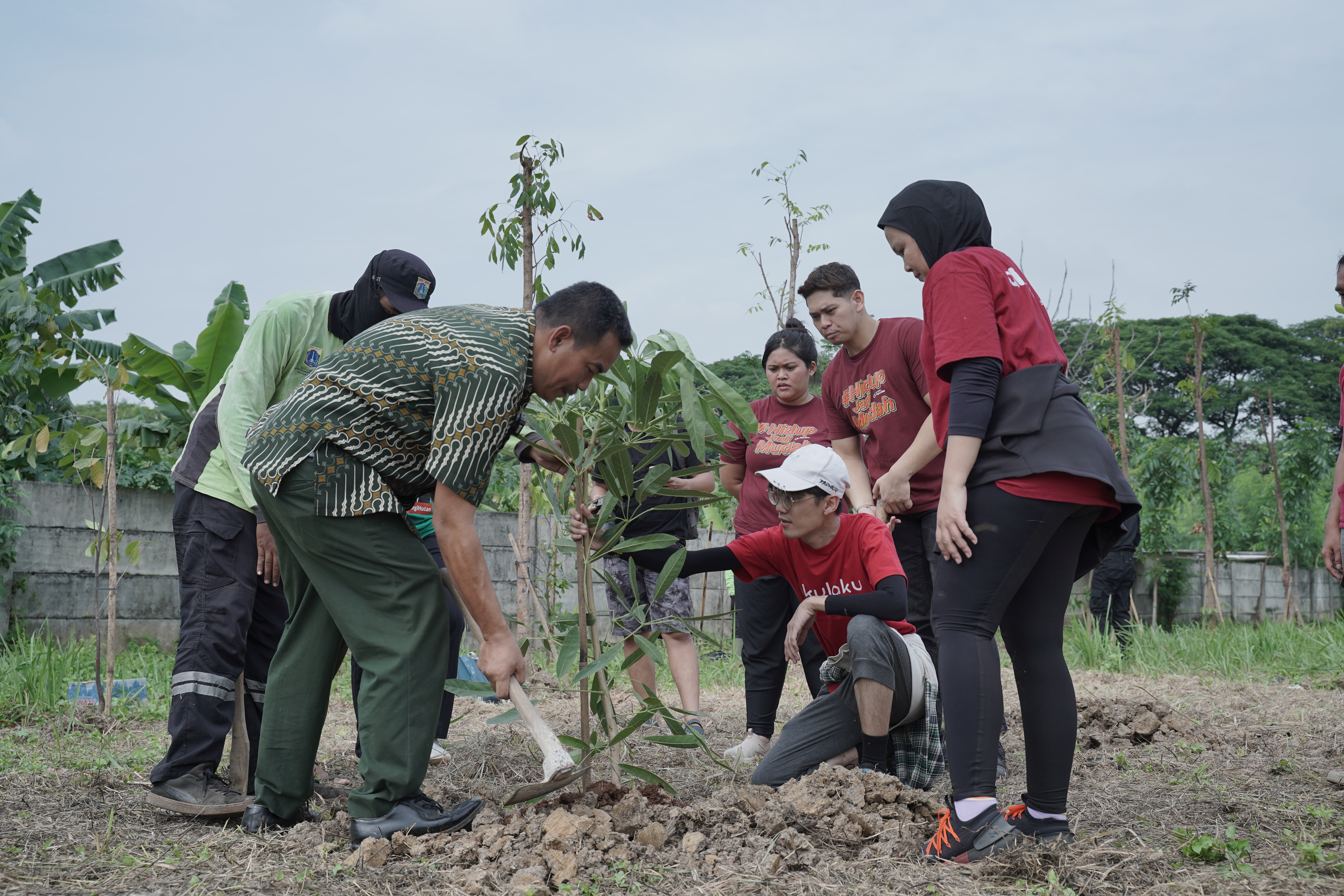 Perwakilan Suku Dinas Pertamanan dan Hutan Kota Jakarta Timur bersama Akulaku Group tanam pohon di Hutan Kota Ujung Menteng (Dokumentasi: LindungiHutan).