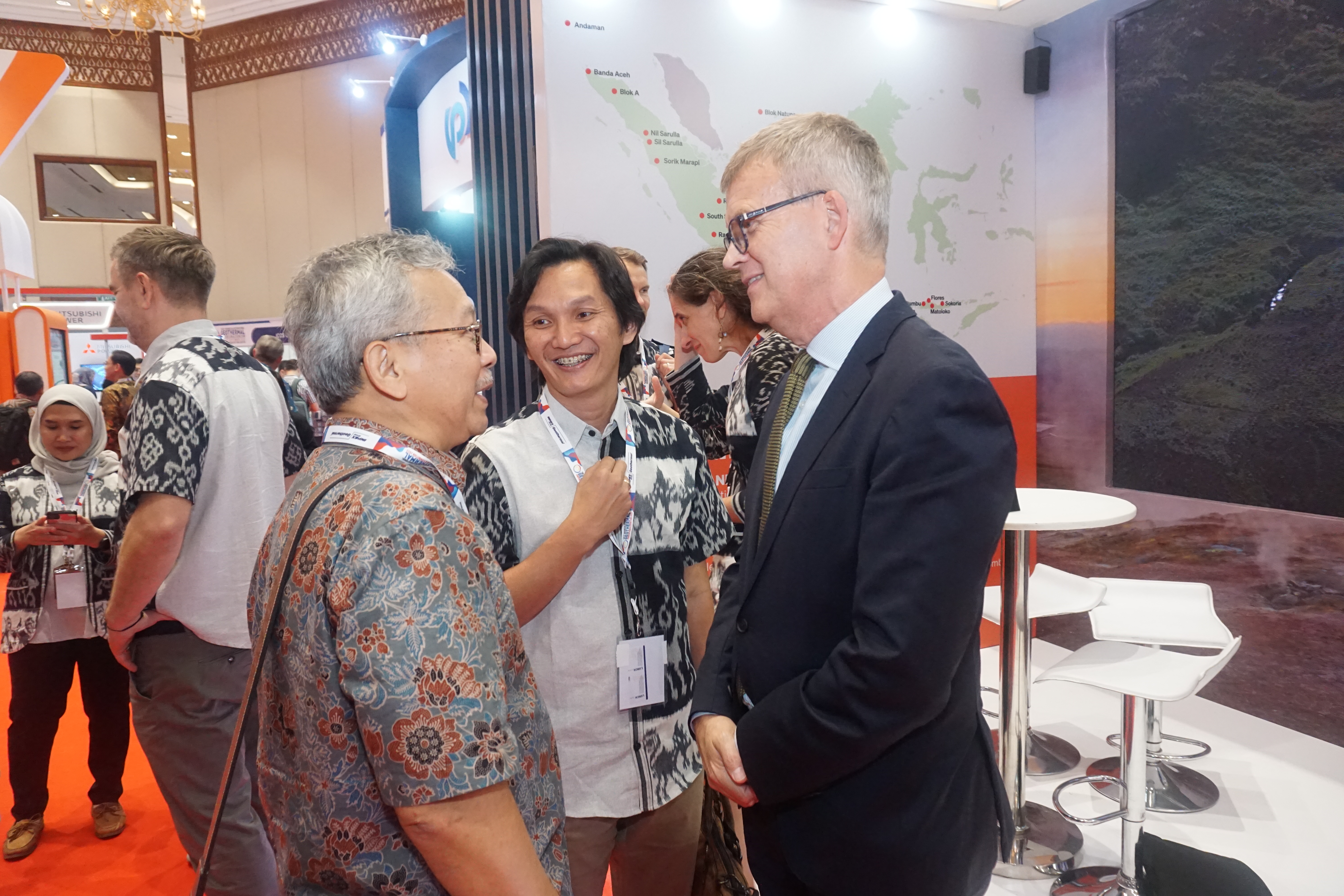 CEO Rigsis Energi Indonesia Farhan Muhammad (baju tenun putih) bersama dengan Ambassador Iceland to Indonesia H.E. Stefán Haukur Jóhannesson aktif berpartisipasi pada booth MVIR