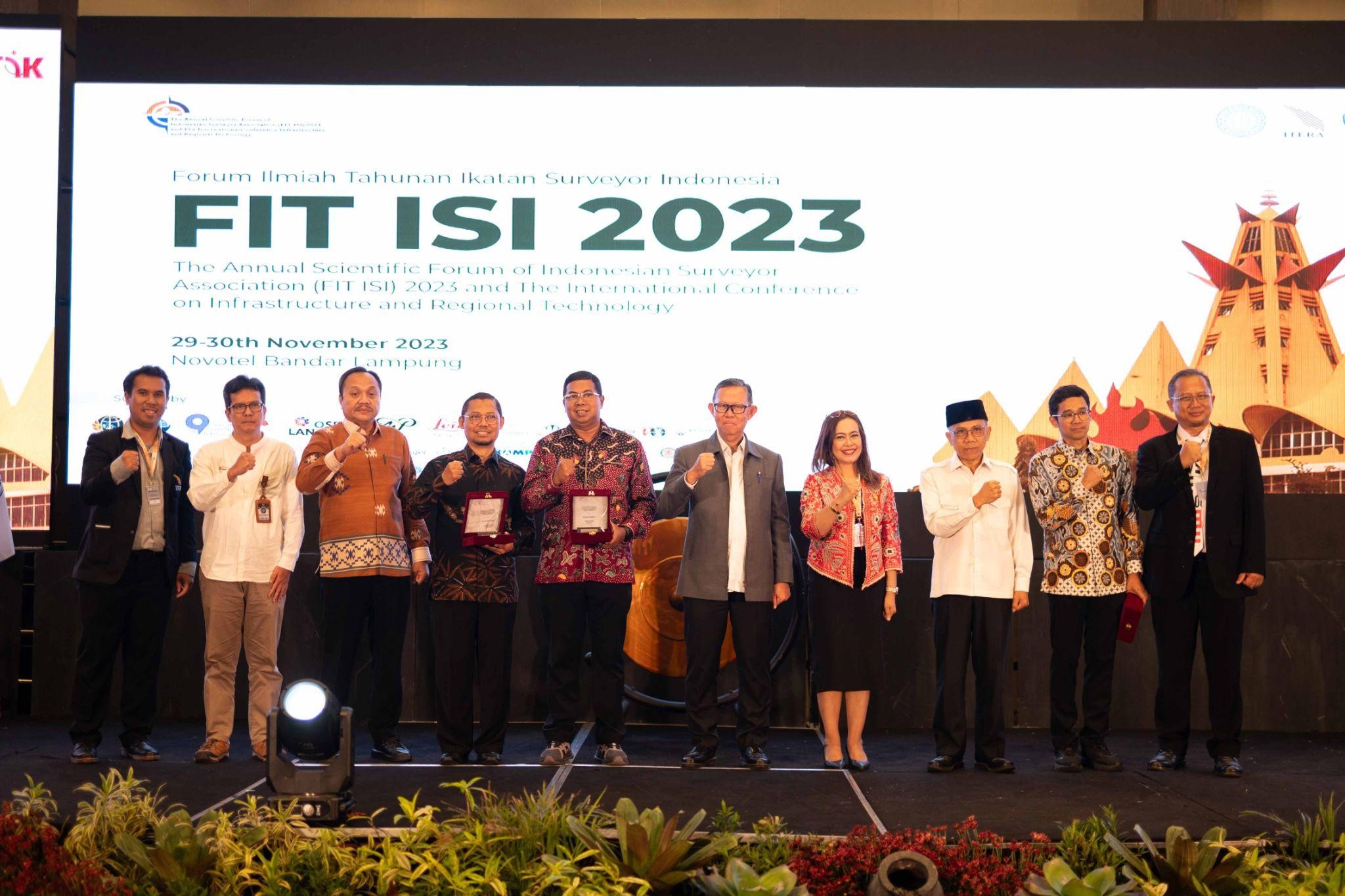 Foto bersama para pembicara di Forum Ilmiah Tahunan Ikatan Surveyor Indonesia (FIT ISI) 2023