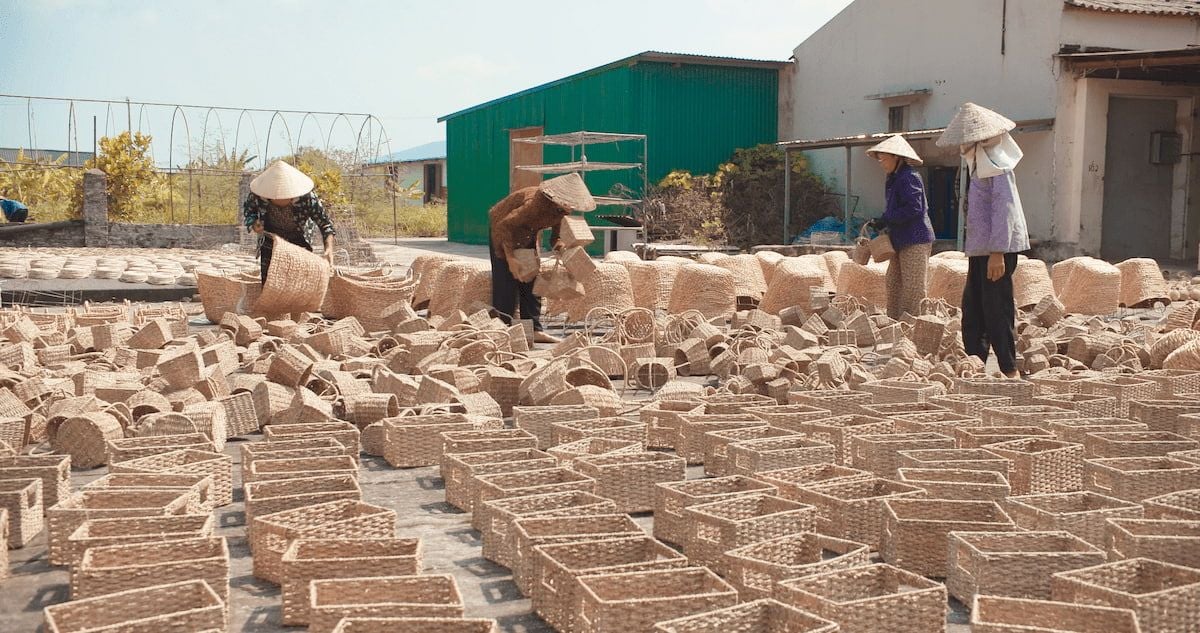 Việt Nam là một trong số các quốc gia sở hữu số lượng lớn thợ thủ công lành nghề.