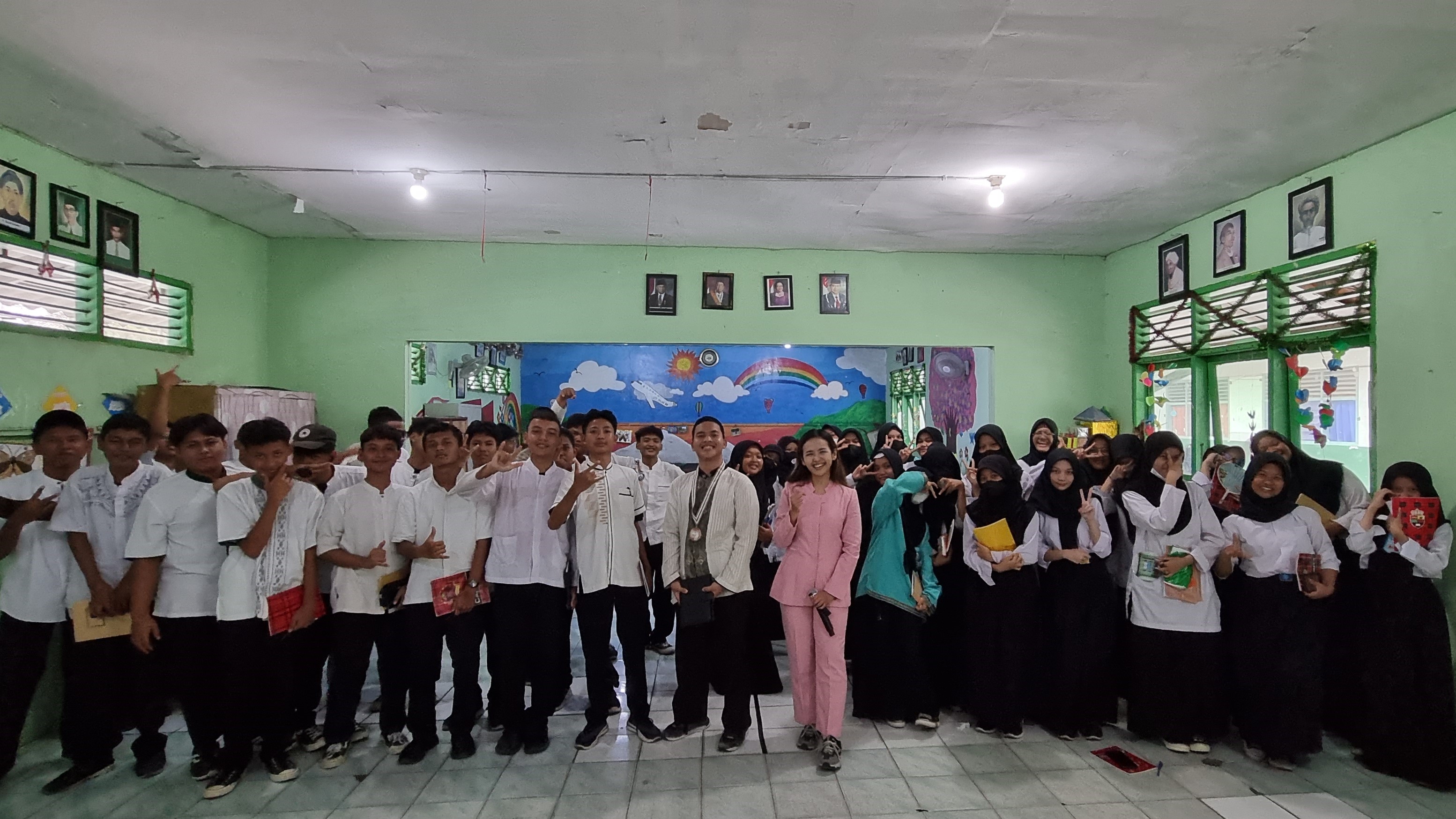 Priska Sahanaya Melatih Strategi Public Speaking Autentik di SMA Muhammadiyah 24