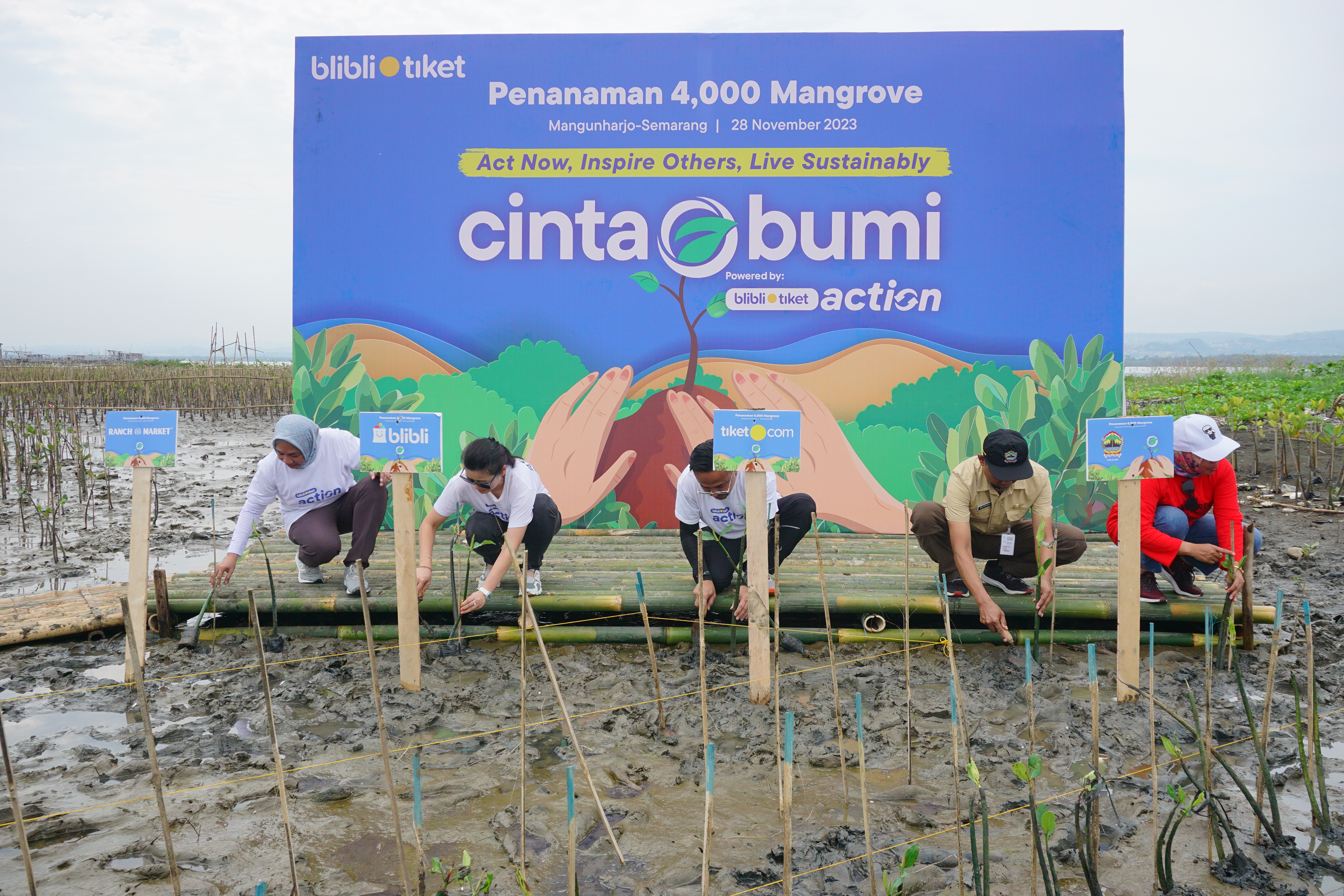 Aksi penanaman mangrove secara simbolis dilakukan oleh pihak Blibli Tiket, perwakilan Gubernur dan Dinas Lingkungan Hidup Kota Semarang. (Dokumentasi: LindungiHutan).